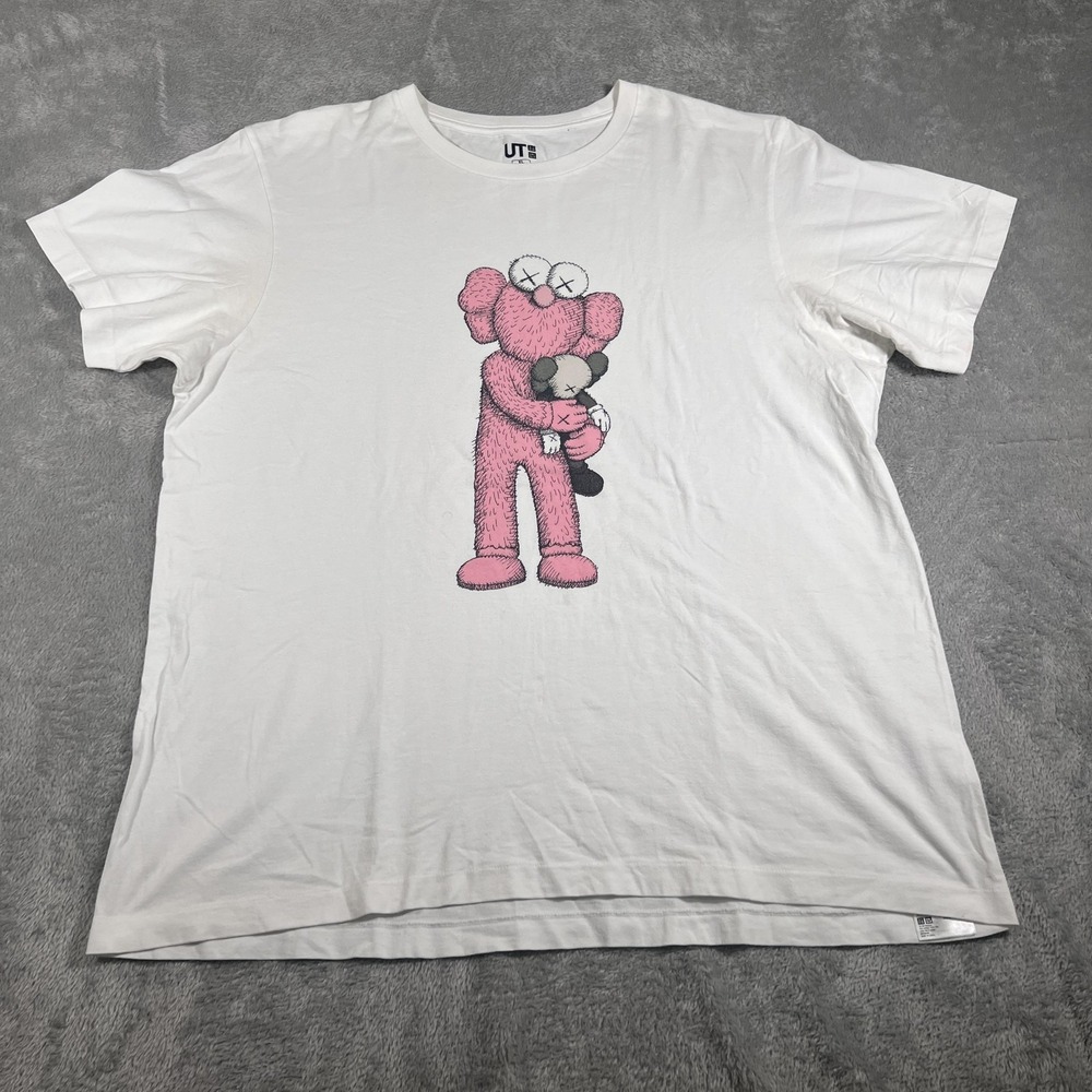 Uniqlo UT KAWS Shirt Mens XL White Pink Graphic Tee Companion Hugging BFF Collab
